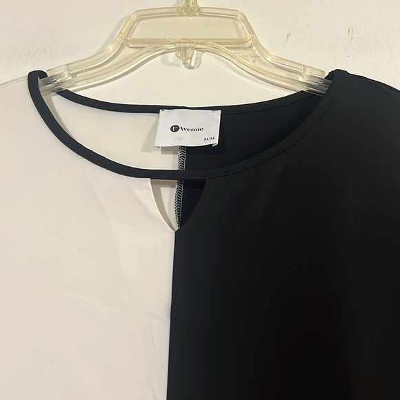 1ère Avenue black/cream 3/4 sleeve handkerchief hem top - Picture 2 of 9